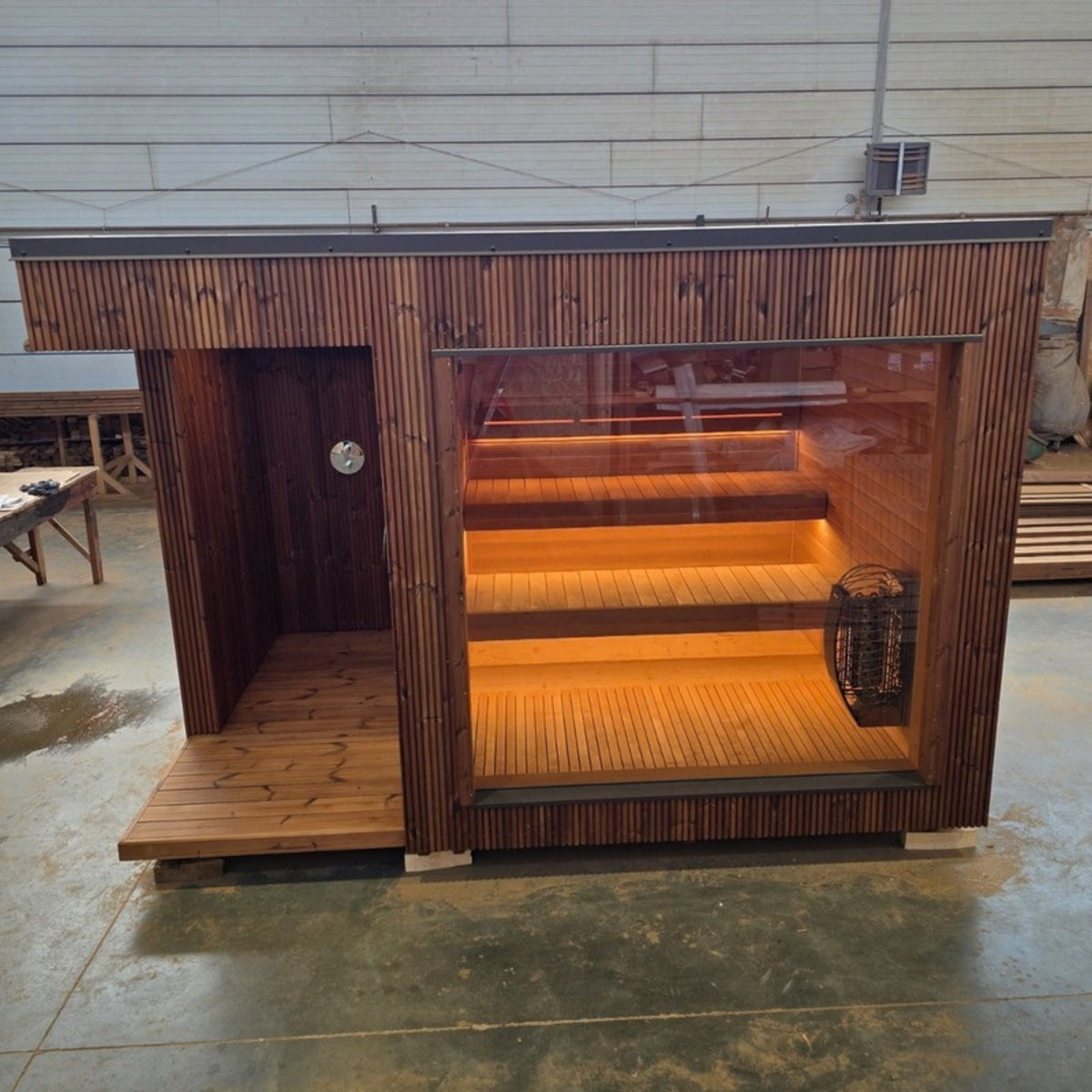Fertig montiert geliefert, hier mit Duschplatz