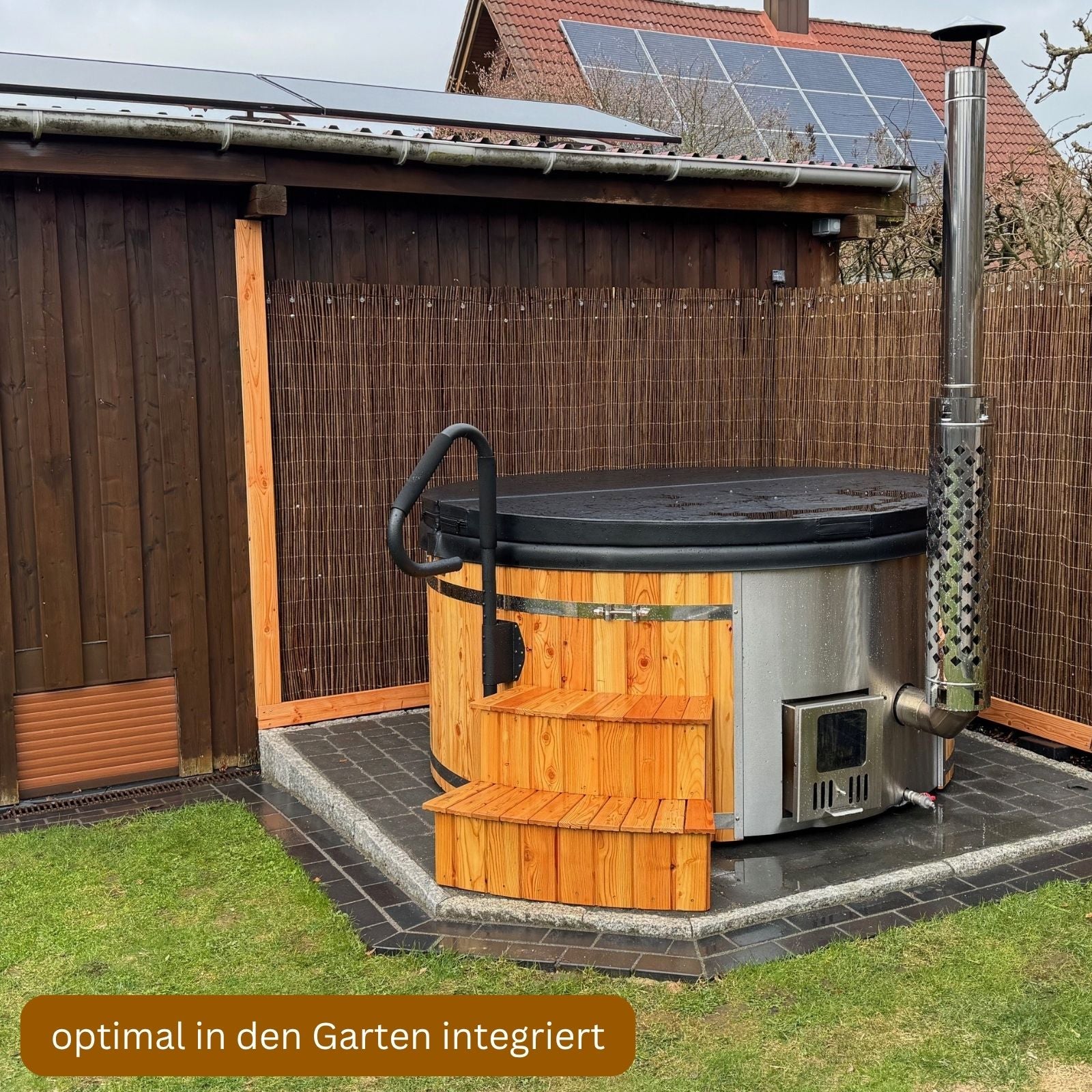 runder Hot Tub für 4 Personen mit integriertem Holzofen optimal in den Garten integriert