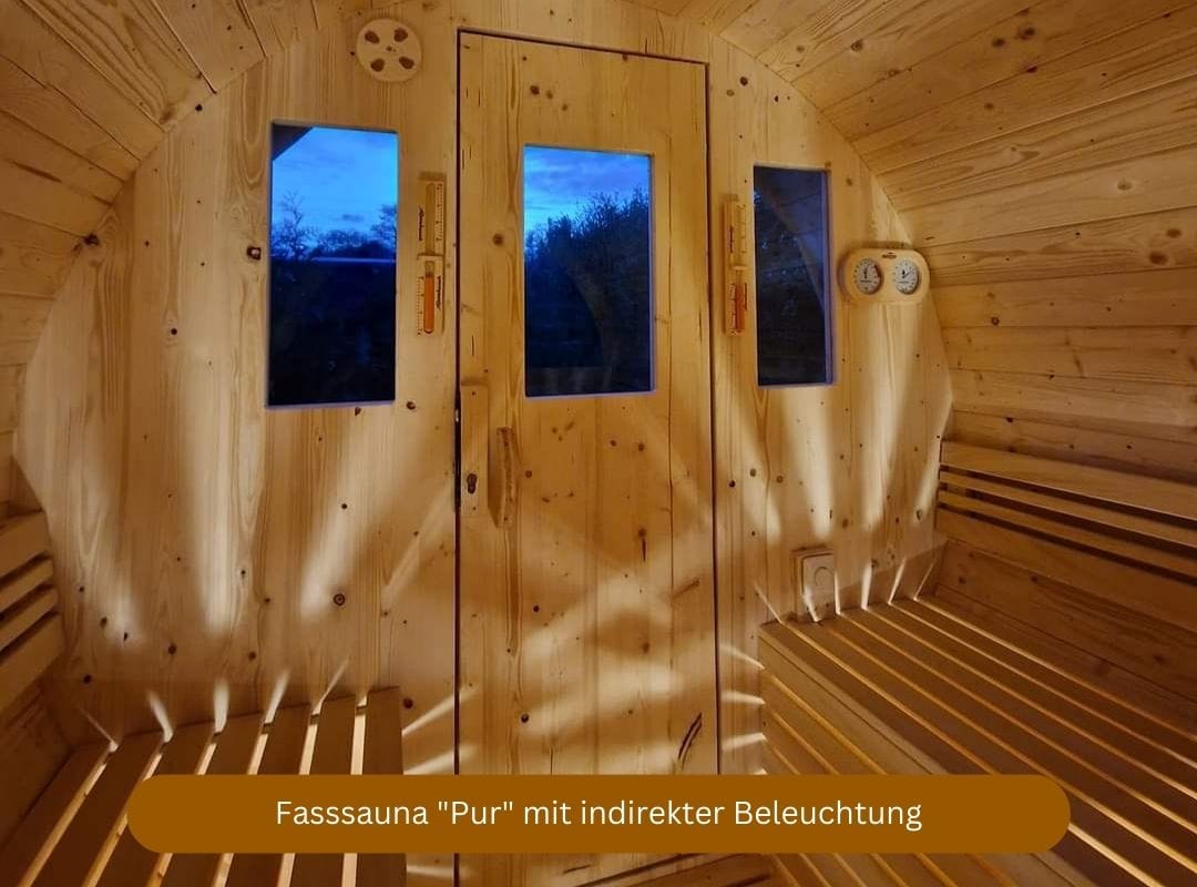 Fasssauna mit Elektroofen "Pur" von Holztechnik Montag, mit indirekter Beleuchtung